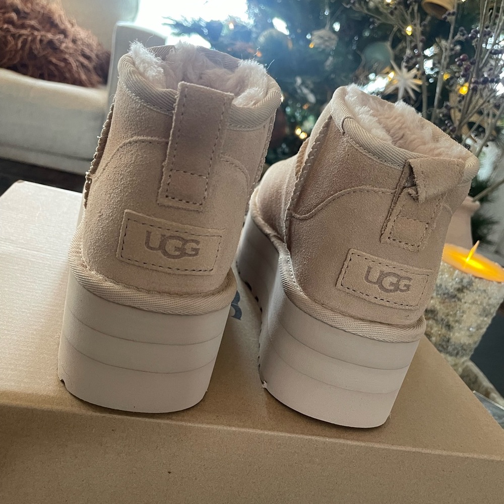 UGG ultra mini platform in DRIFTWOOD color. Beautiful light tan.
